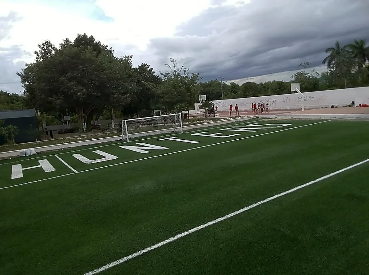 Campo de fútbol americano en el Colegio Álamos, Cancún
