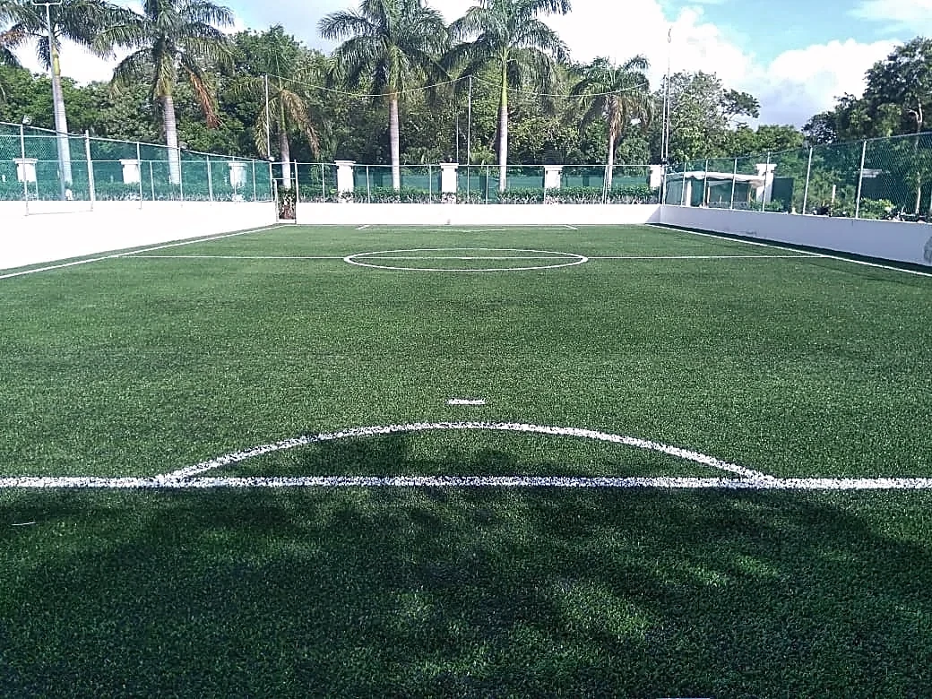 Cancha de fútbol 5 con pasto sintético en Playa del Carmen- Hotel Princess, Quintana Roo: la cancha desde la línea lateral
