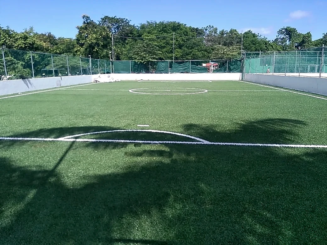 Cancha de fútbol 5 con pasto sintético en Playa del Carmen- Hotel Princess, Quintana Roo: pasto sintético deportivo recién cepillado
