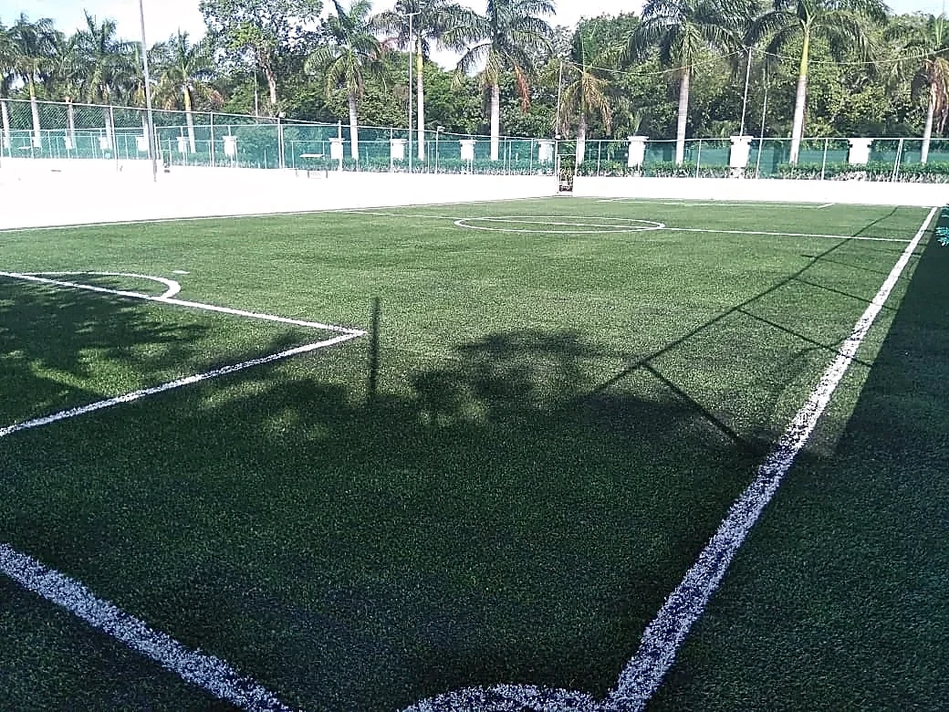 Cancha de fútbol 5 con pasto sintético en Playa del Carmen- Hotel Princess, Quintana Roo: la cancha desdel fondo