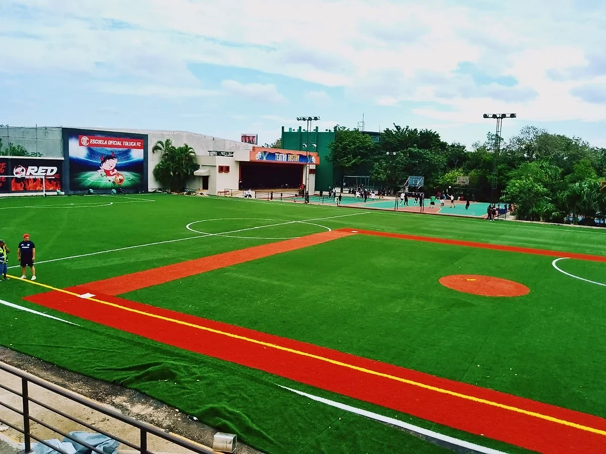 Cancha de fútbol 9 en el Colegio Boston, Cancún