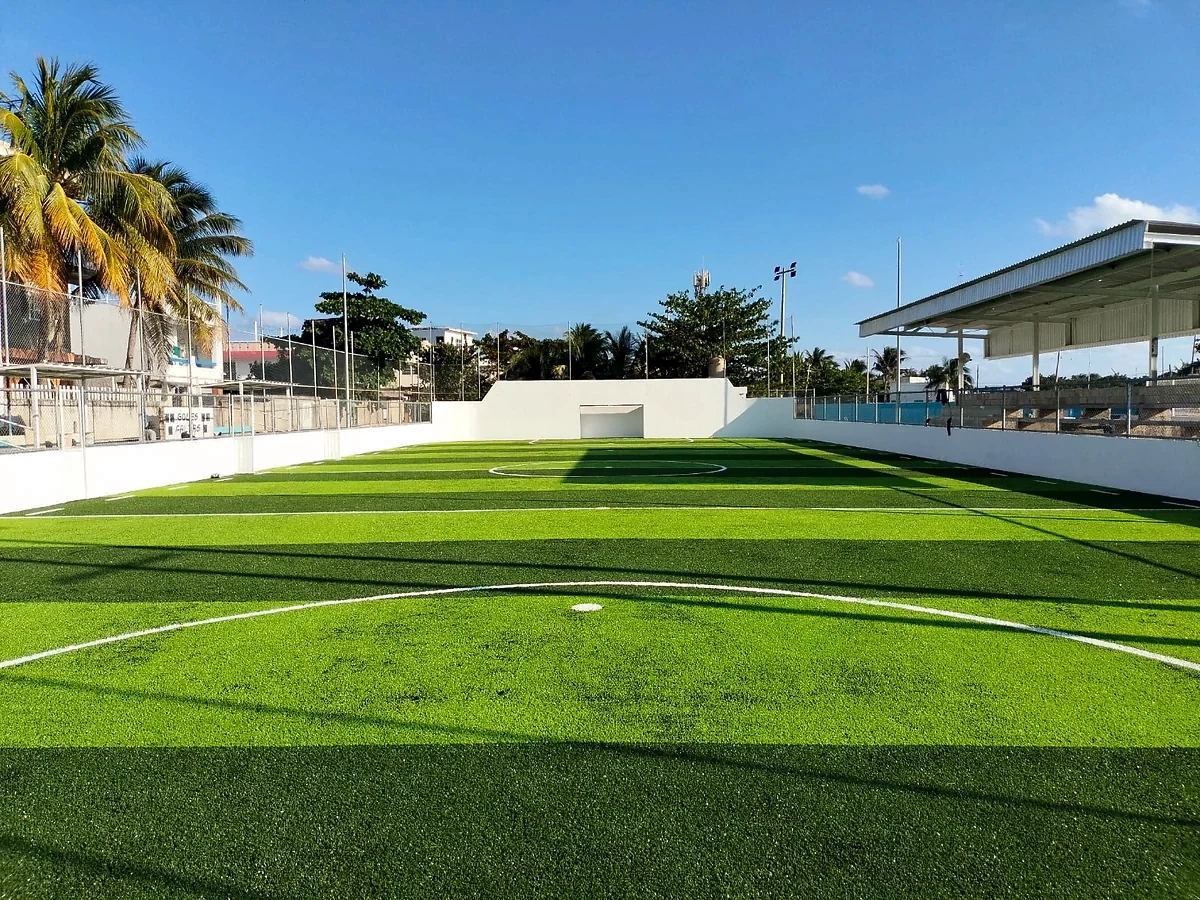 Cancha de fútbol rápido con pasto sintético en Multideportivo Salina Chica, Isla Mujeres, Quintana Roo: pasto sintético deportivo recién cepillado