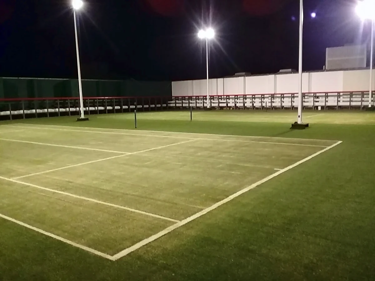 Cancha de tenis con pasto sintético en Hotel de playa, Cancún