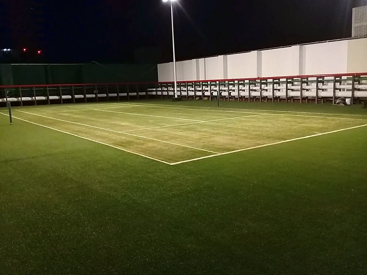 Cancha de tenis con pasto sintético en Hotel de playa, Cancún, Quintana Roo: superficie y líneas de juego