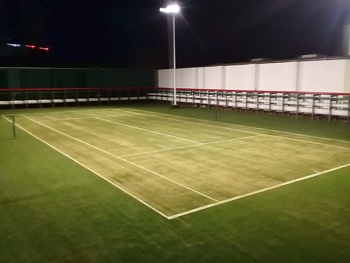 Cancha de tenis con pasto sintético en Hotel de playa, Cancún, Quintana Roo: la cancha desde otro ángulo