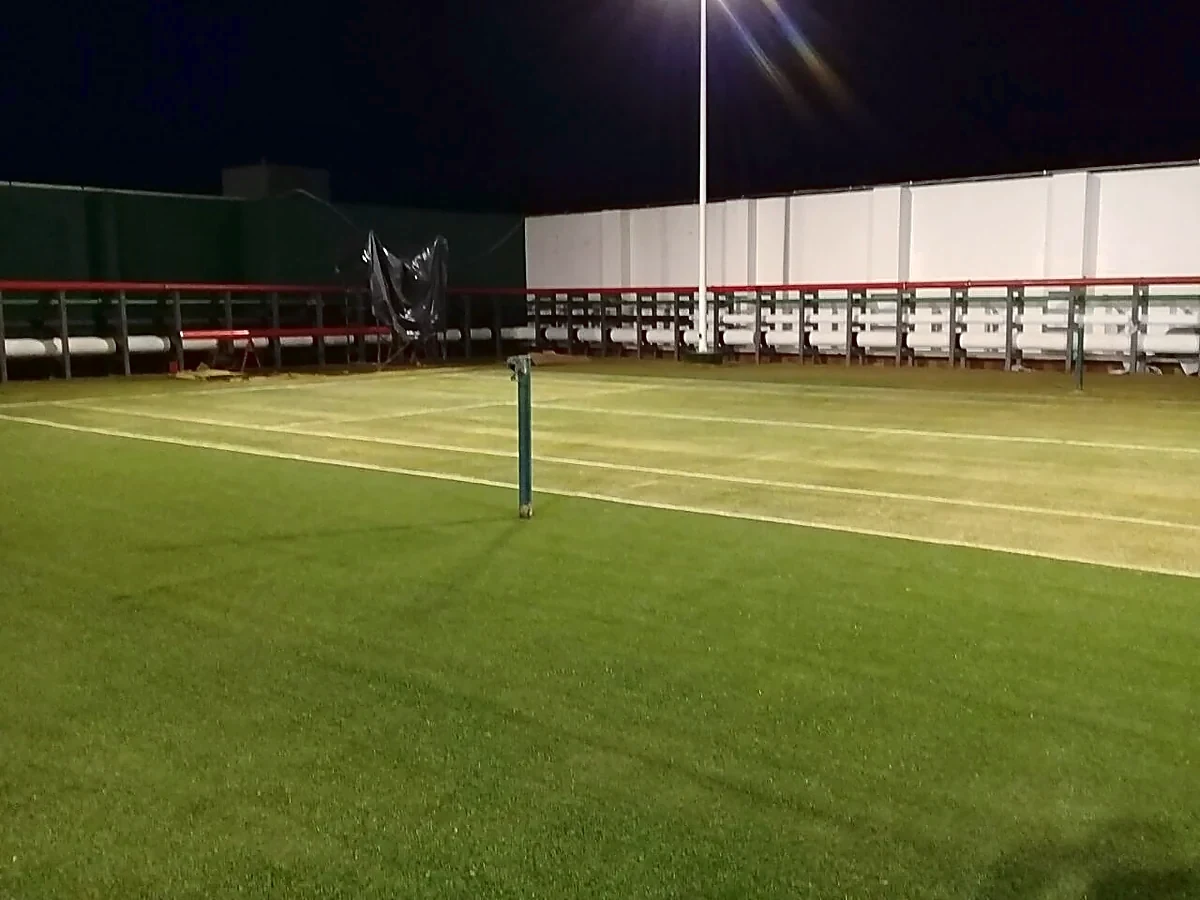 Detalle del pasto sintético de la cancha de tenis en Cancún, Quintana Roo