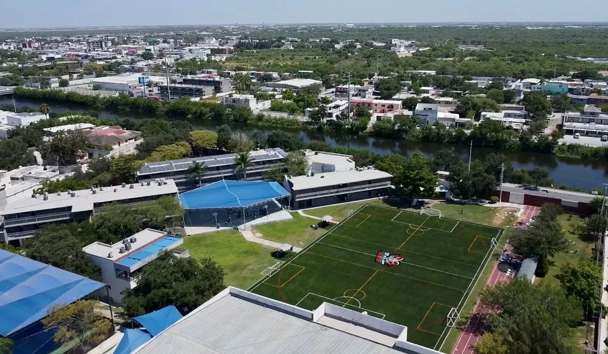 Vista aérea de la cancha de fútbol 7 con pasto sintético y escudo al centro del Colegio Mexicano en Reynosa, Tamaulipas