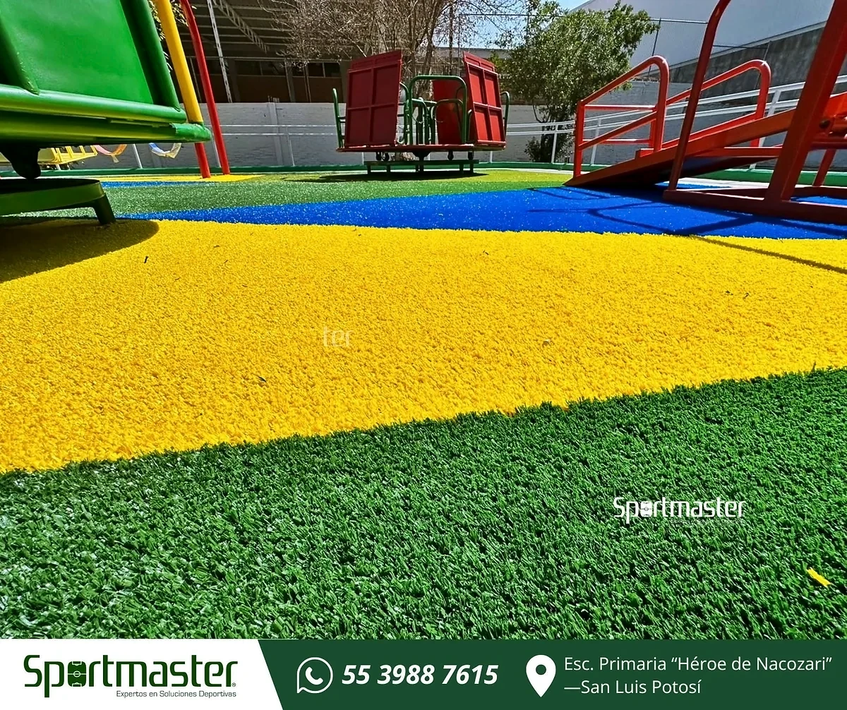 Detalle del pasto sintético del área verde con pasto sintético en Soledad de Graciano Sánchez, San Luis Potosí
