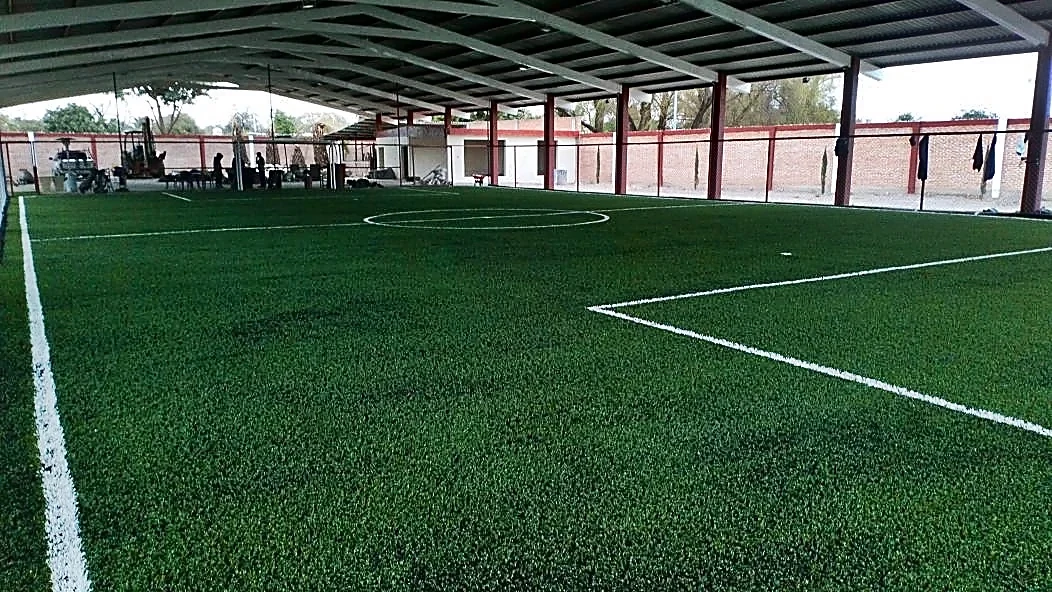 Cancha de fútbol 5 techada en el Centro Deportivo Ferro Gol, Río Verde