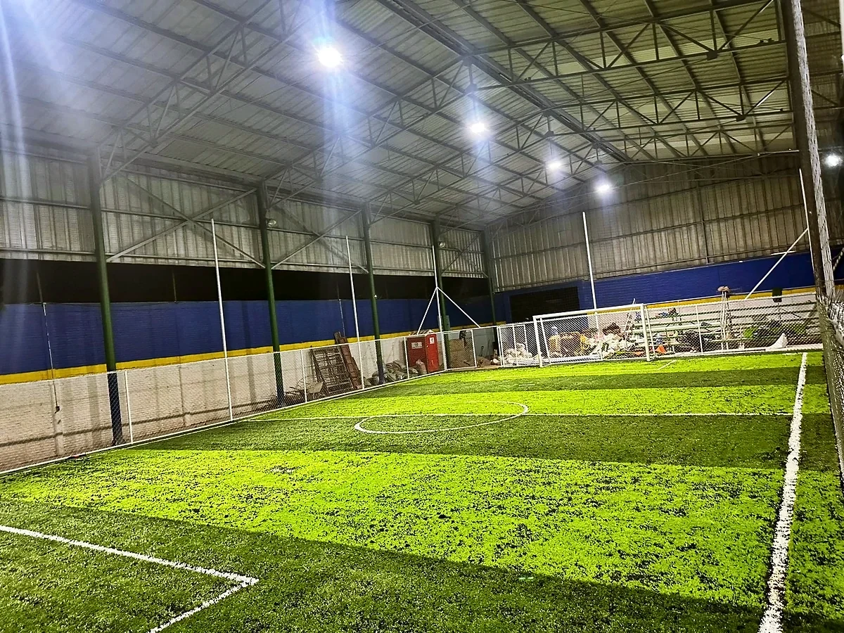 Cancha de fútbol 5 con pasto sintético en Escuela Secundaria Graciano Sánchez Romo, Soledad de Graciano Sánchez, San Luis Potosí: líneas insertadas en el pasto sintético
