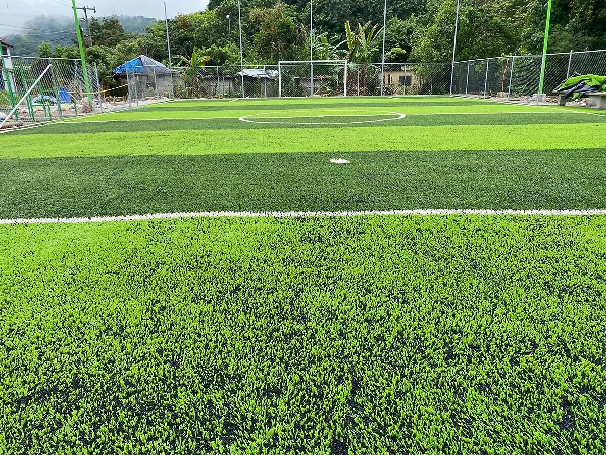 Cancha de fútbol 5 con pasto sintético en Xilitla, San Luis Potosí: líneas insertadas en el pasto sintético