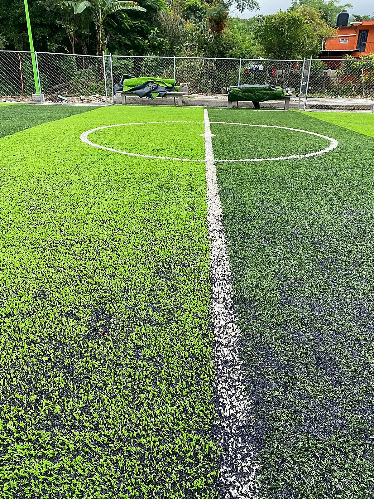 Cancha de fútbol 5 con pasto sintético en Xilitla, San Luis Potosí: la cancha desde la línea lateral