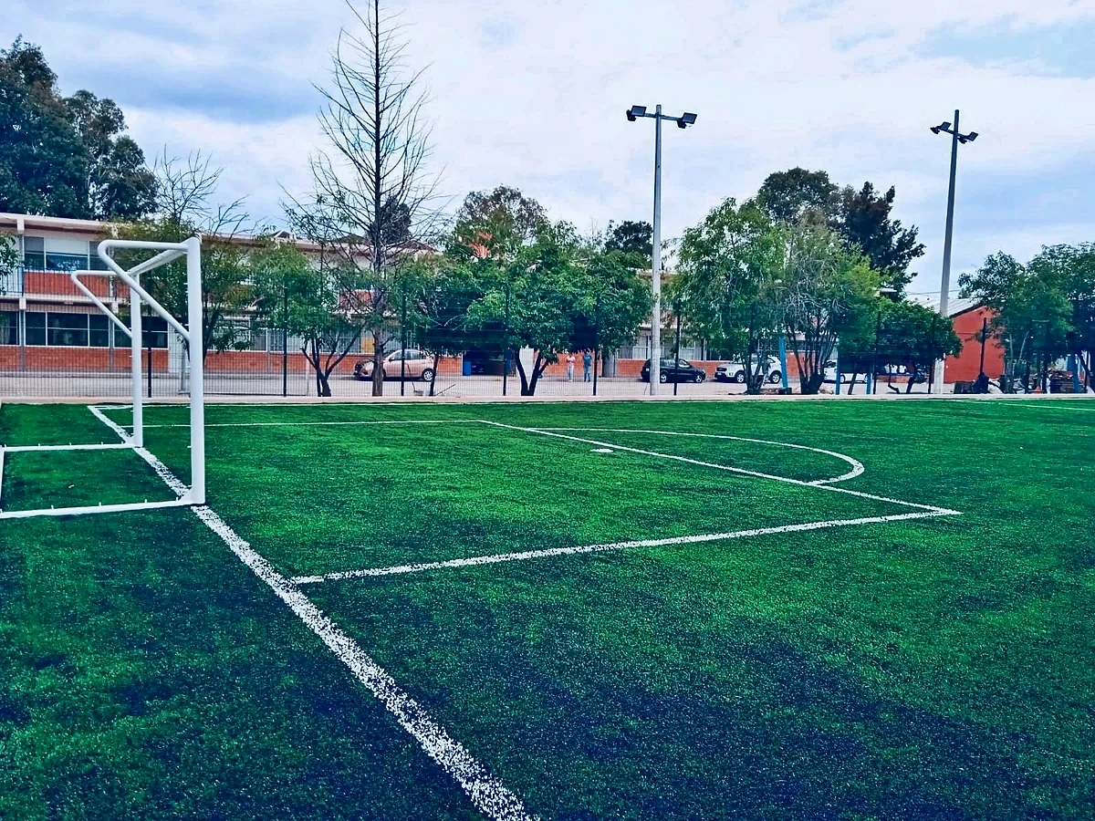 Cancha de fútbol 7 con pasto sintético en Cancha Colonia Juvenil, San Luis Potosí, San Luis Potosí: otra vista de la cancha de fútbol 7