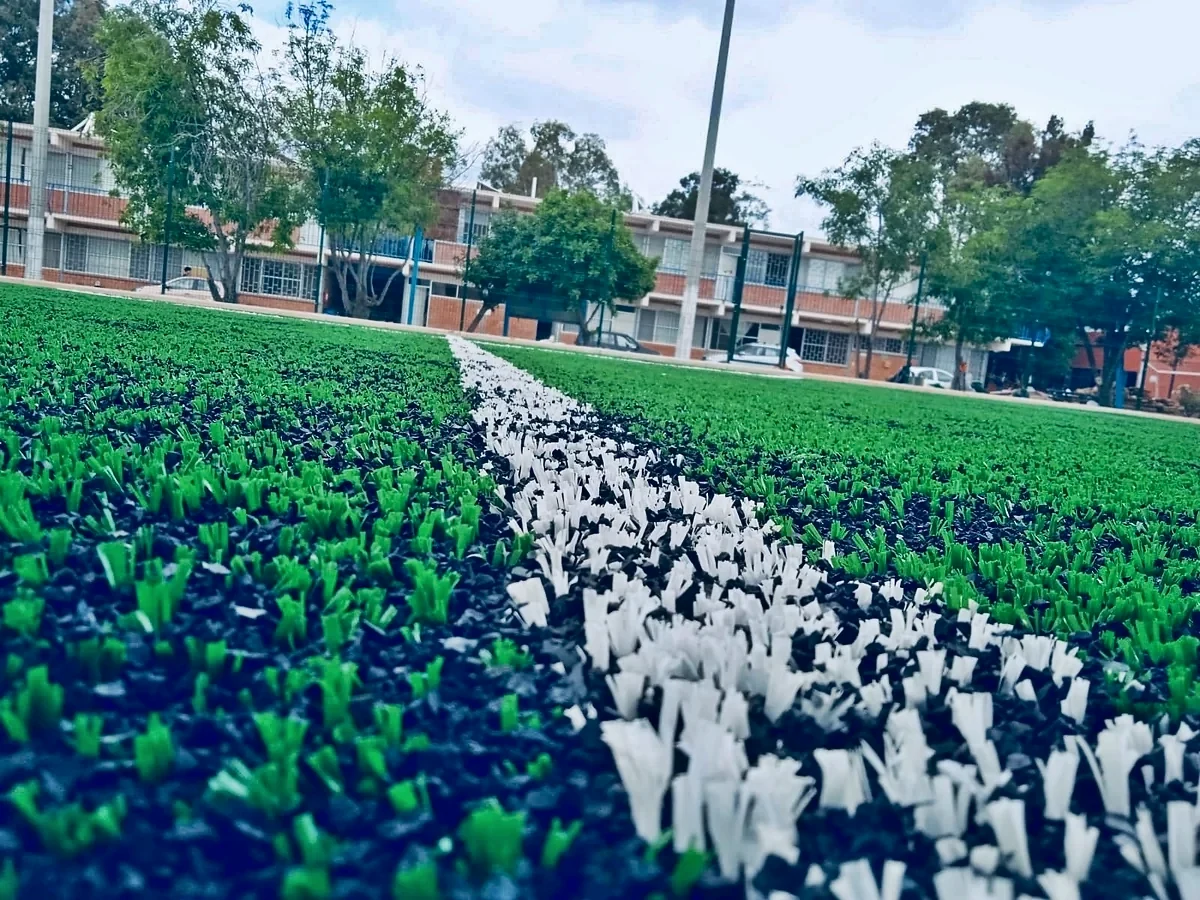 Detalle del pasto sintético de la cancha de fútbol 7 en San Luis Potosí, San Luis Potosí