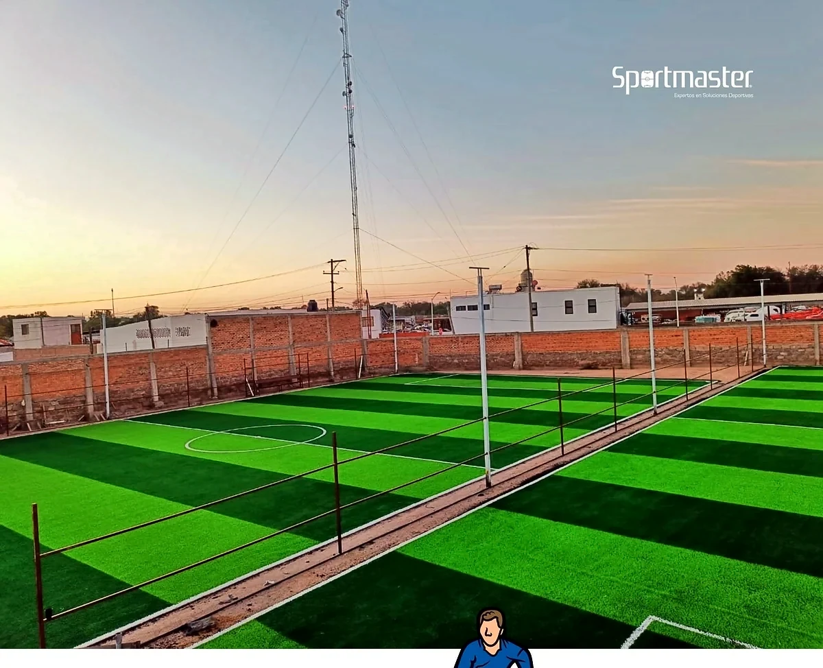Cancha de fútbol 7 con pasto sintético en Cancha la Reta, Soledad de Graciano Sánchez, San Luis Potosí: líneas de juego insertadas en el mismo pasto