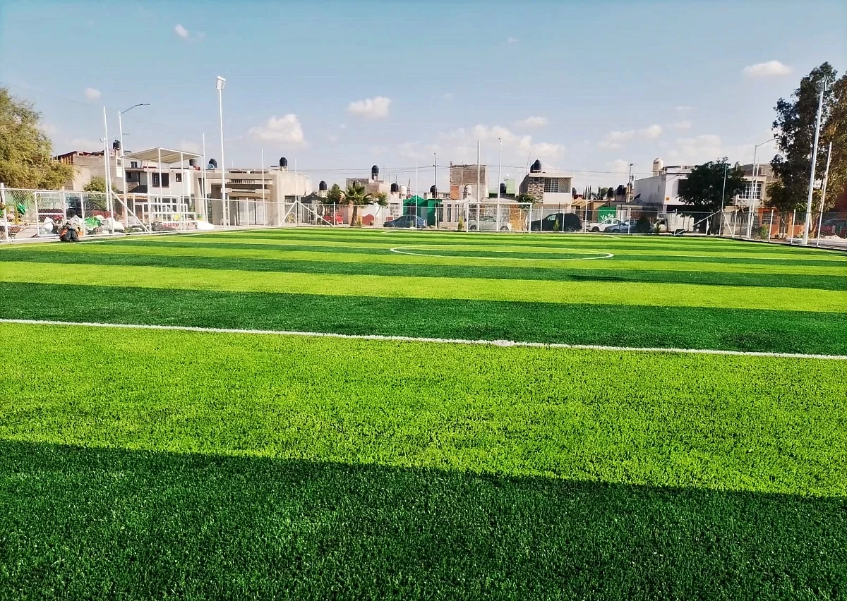 Cancha de fútbol 7 con pasto sintético en Cancha Villa de San Francisco, Soledad de Graciano Sánchez, San Luis Potosí: la cancha desde la línea lateral
