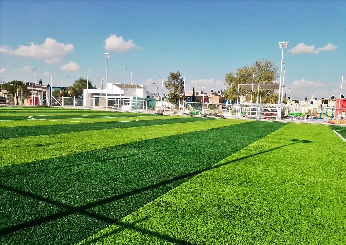 Cancha de fútbol 7 con pasto sintético en Cancha Villa de San Francisco, Soledad de Graciano Sánchez, San Luis Potosí: la cancha desdel fondo