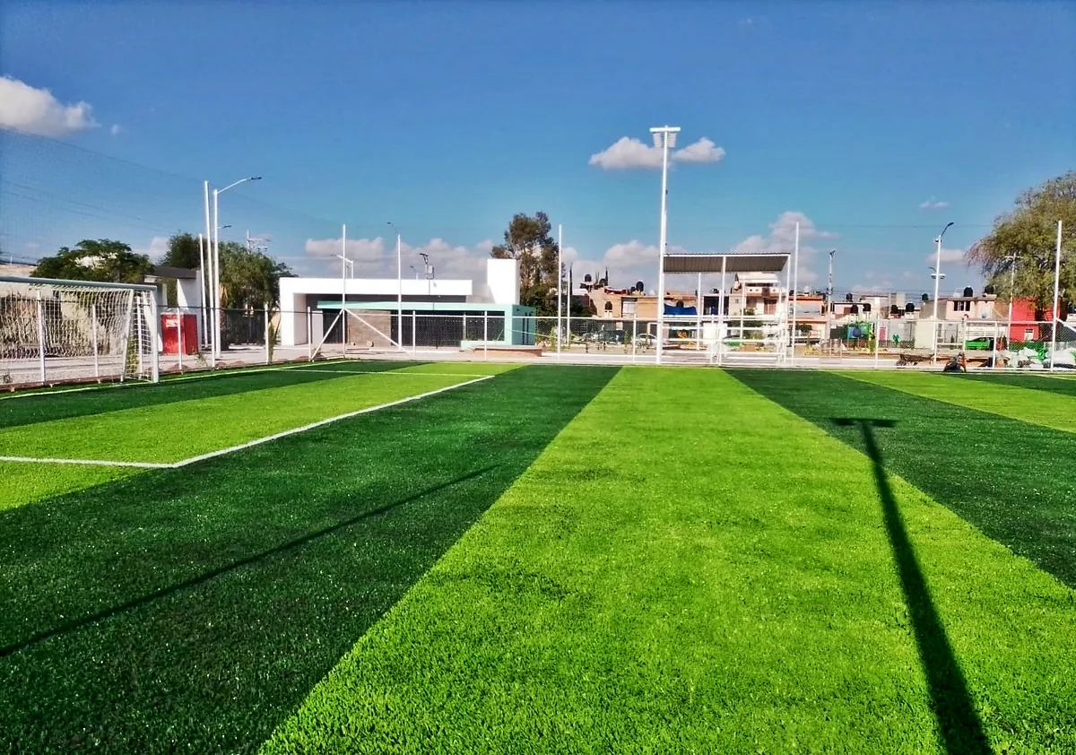 Detalle del pasto sintético de la cancha de fútbol 7 en Soledad de Graciano Sánchez, San Luis Potosí