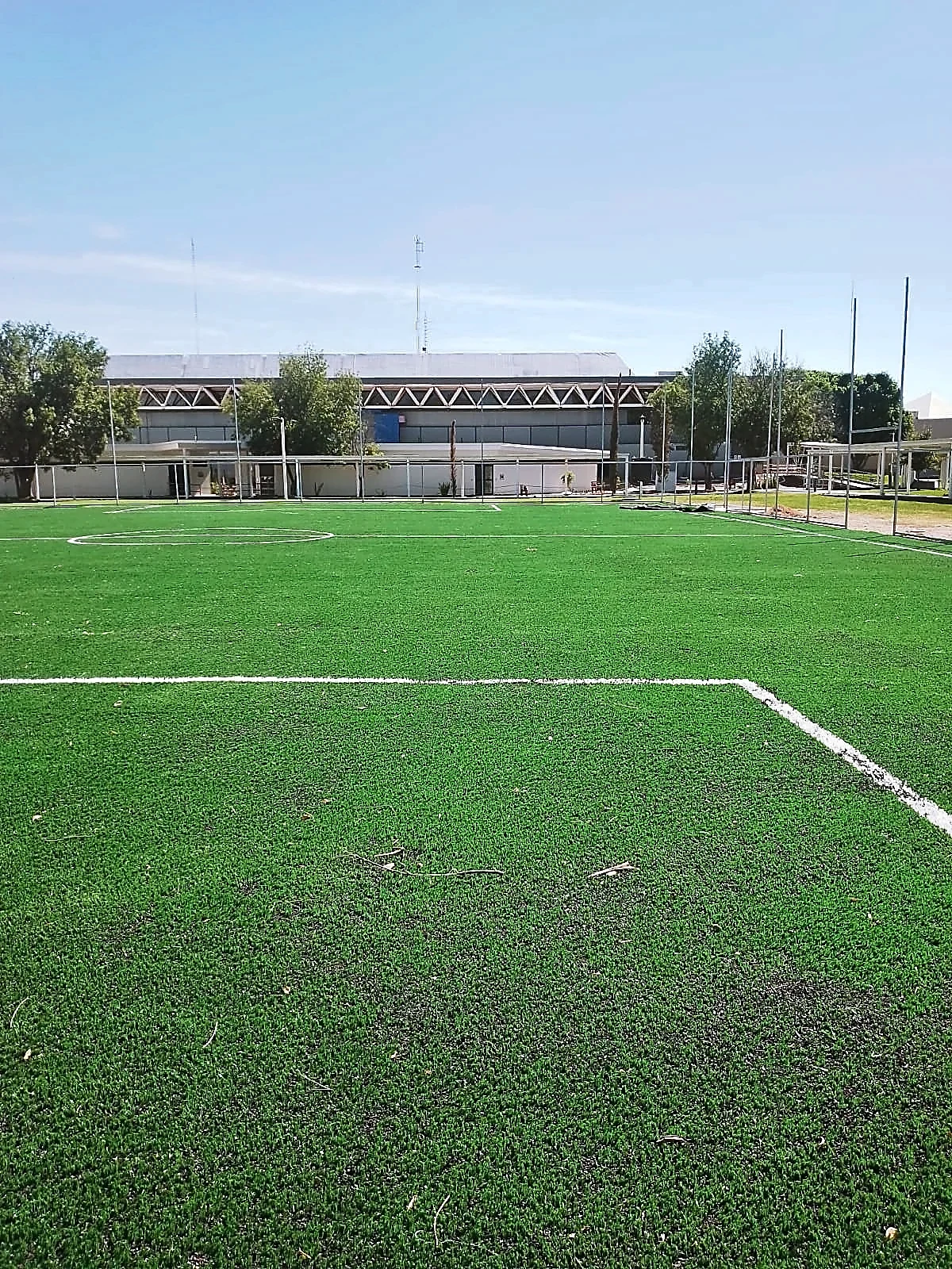 Cancha de fútbol 7 con pasto sintético en Empresa CUMMINS, San Luis Potosí