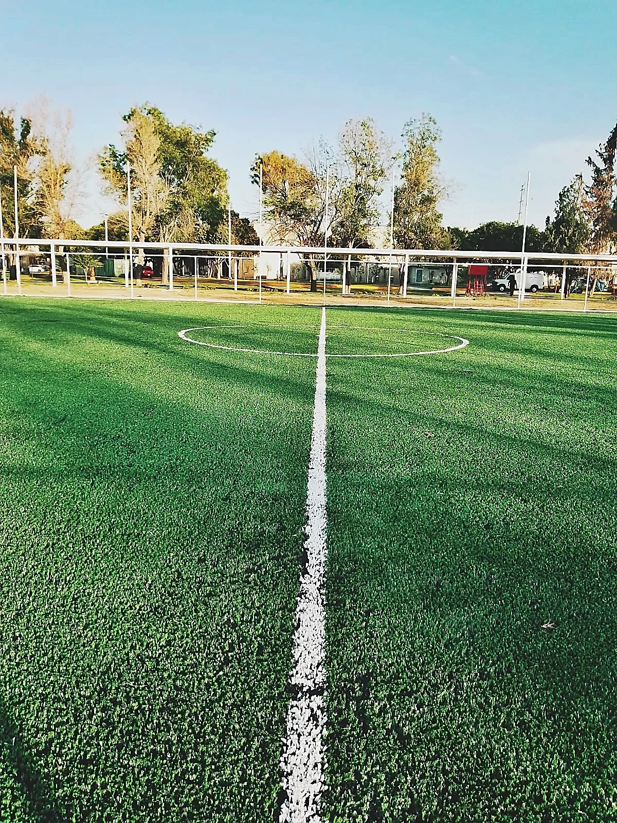 Cancha de fútbol 7 con pasto sintético en Empresa CUMMINS, San Luis Potosí, San Luis Potosí: la cancha desde la línea lateral