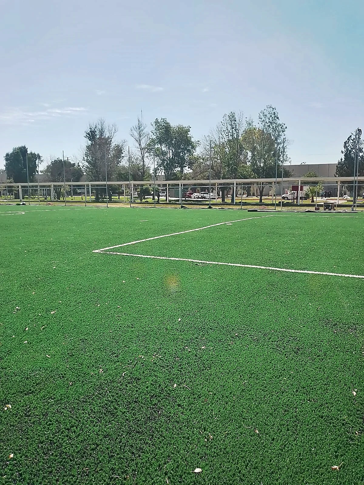 Cancha de fútbol 7 con pasto sintético en Empresa CUMMINS, San Luis Potosí, San Luis Potosí: otra vista de la cancha de fútbol 7