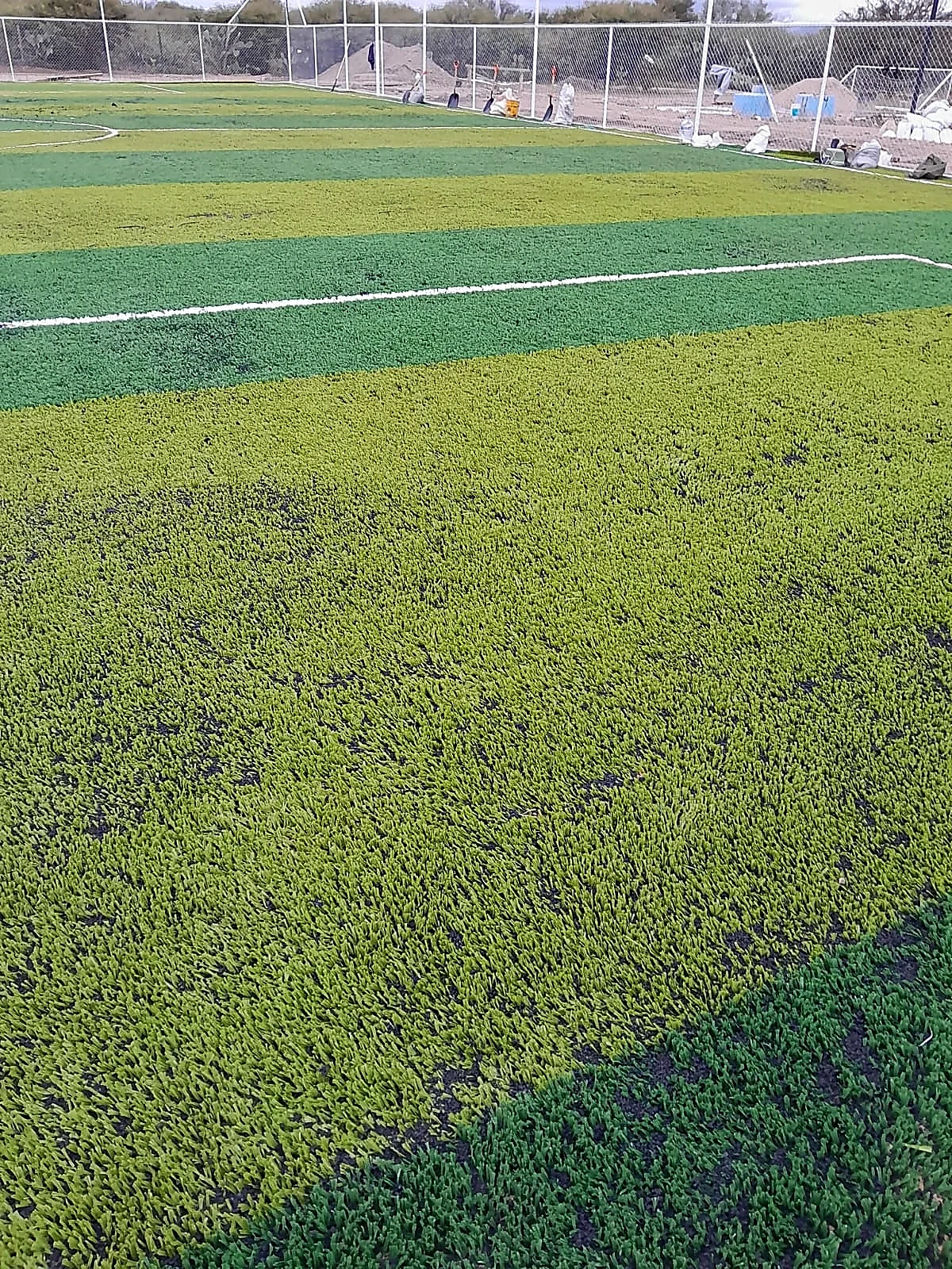 Detalle del pasto sintético de la cancha de fútbol 7 en San Luis Potosí, San Luis Potosí