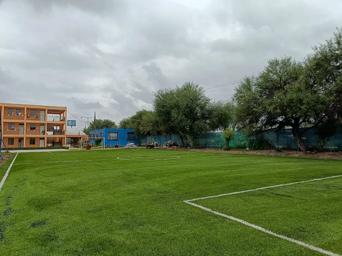 Cancha de fútbol 7 con pasto sintético en Matehuala, San Luis Potosí