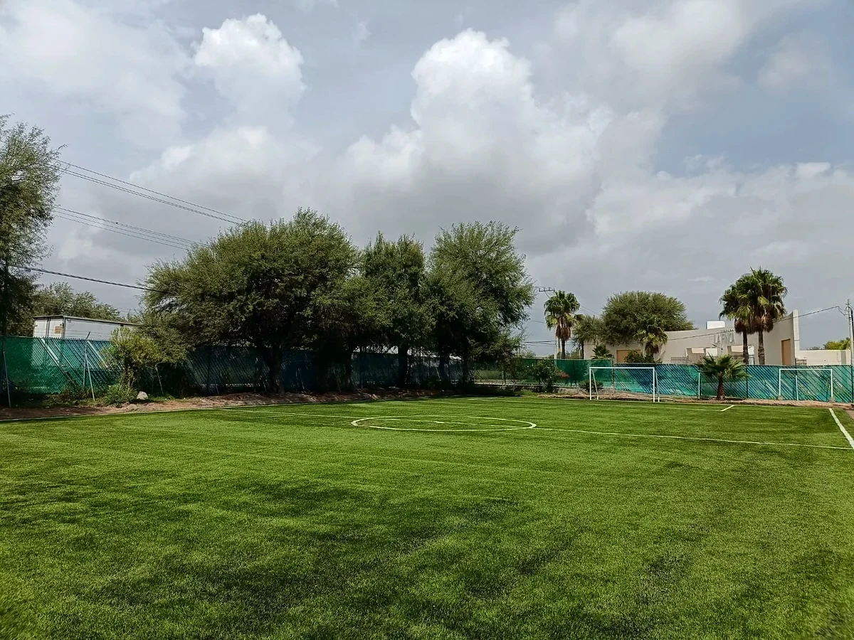 Cancha de fútbol 7 con pasto sintético en Matehuala