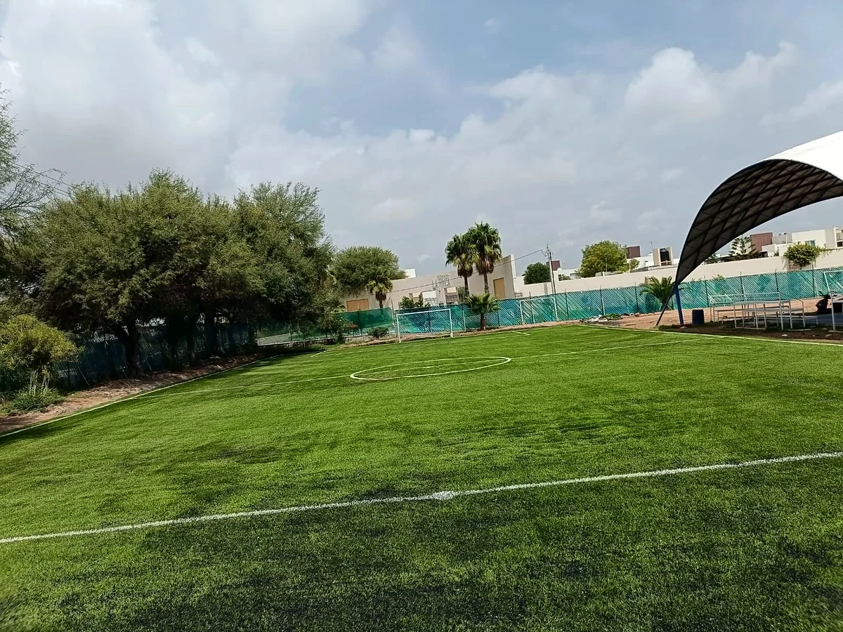 Cancha de fútbol 7 con pasto sintético en Matehuala, San Luis Potosí: vista de la cancha y su entorno