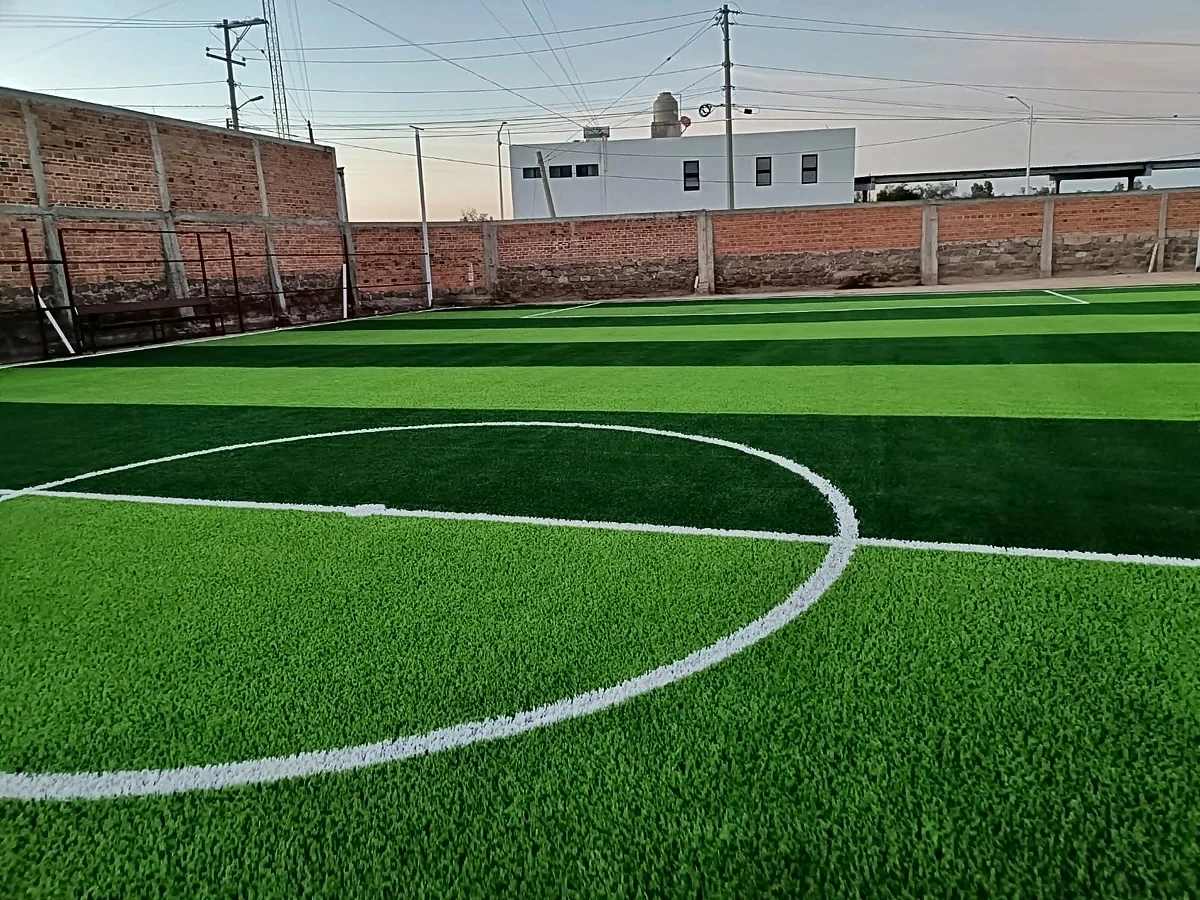 Cancha de fútbol 7 con pasto sintético en Soledad de Graciano Sánchez, San Luis Potosí: otra vista de la cancha de fútbol 7
