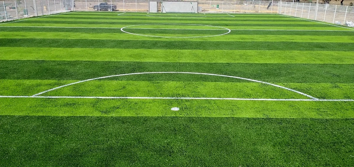 Cancha de fútbol 7 con pasto sintético en Unidad Deportiva de Rayón