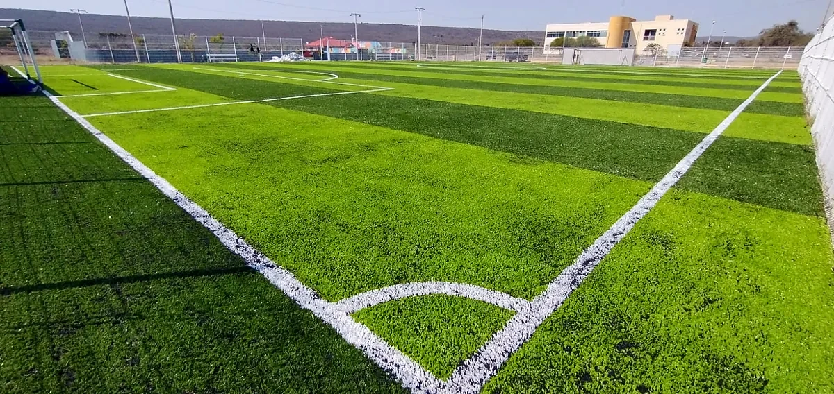Cancha de fútbol 7 con pasto sintético en Unidad Deportiva de Rayón, San Luis Potosí: la cancha desdel fondo