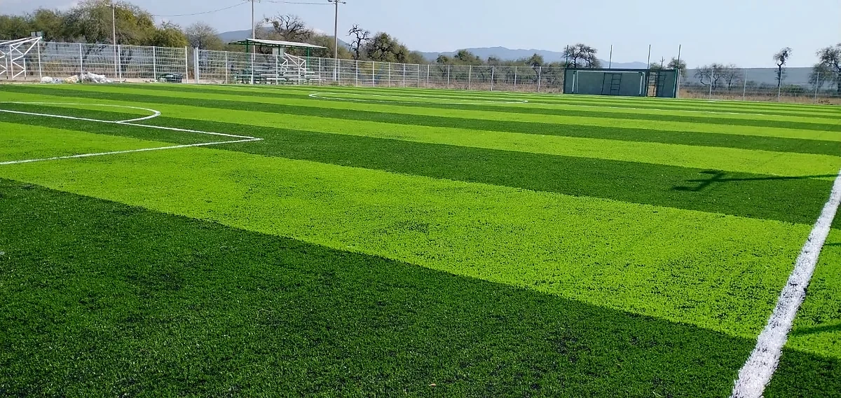 Detalle del pasto sintético de la cancha de fútbol 7 en Rayón, San Luis Potosí