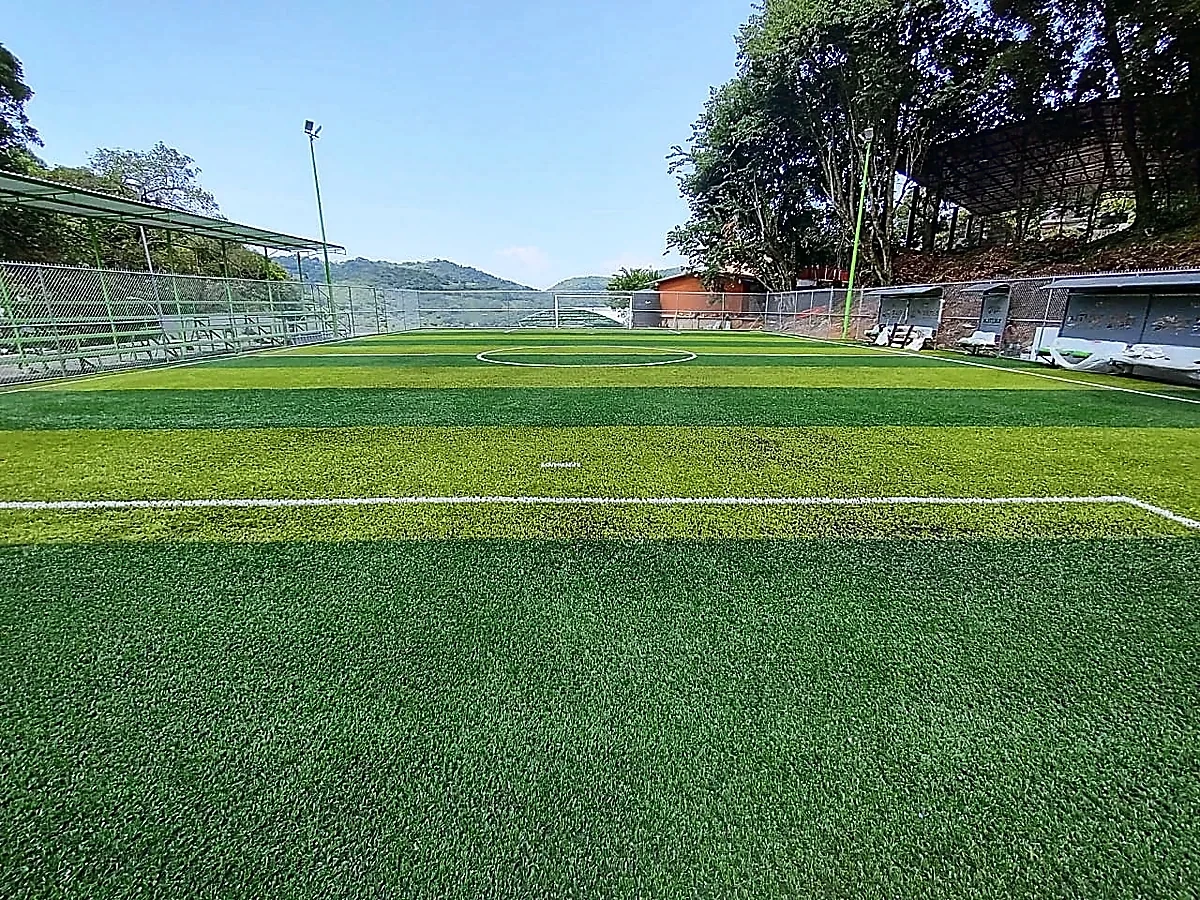 Cancha de fútbol 7 con pasto sintético en Unidad Deportiva de Xilitla