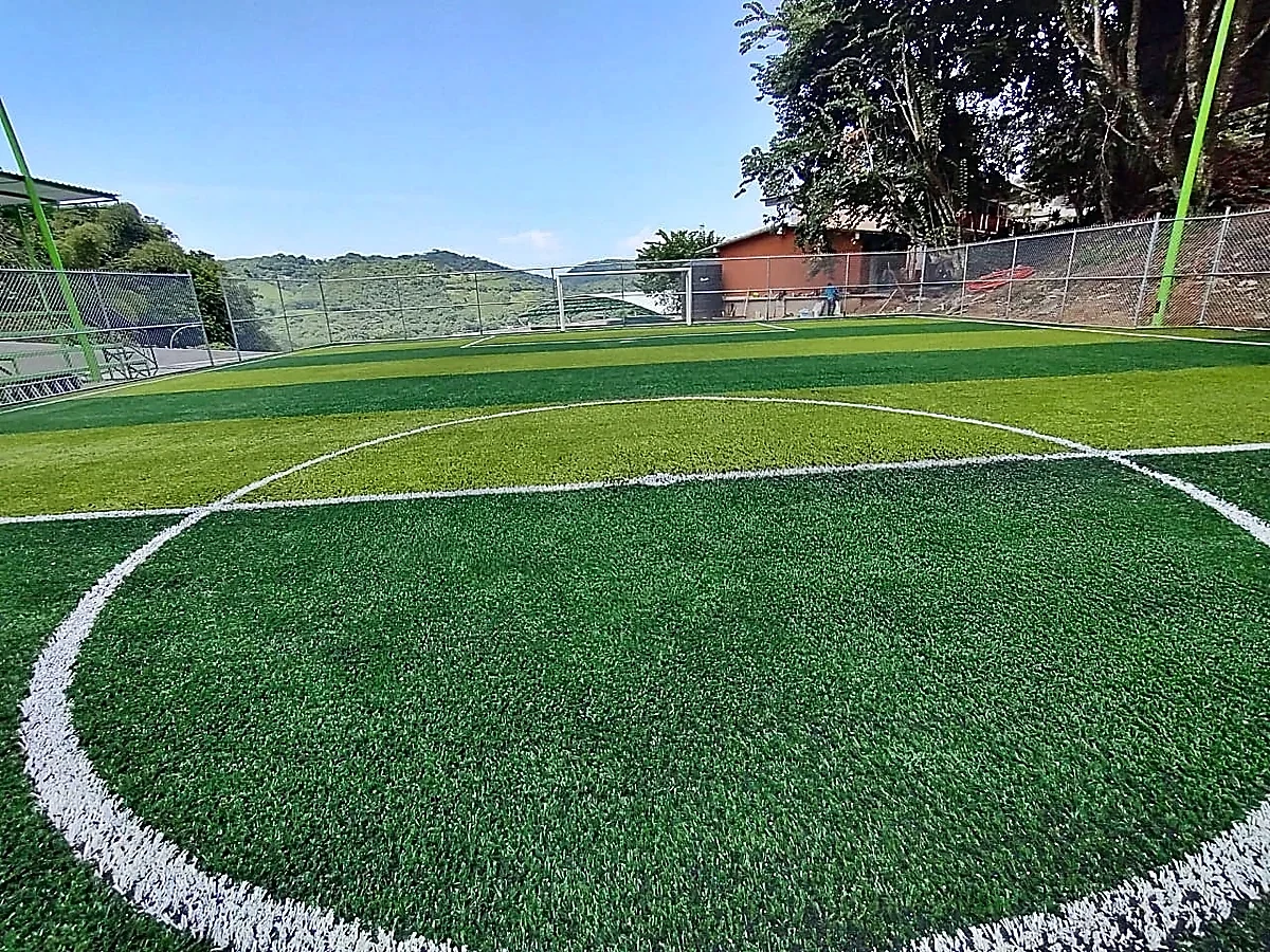 Cancha de fútbol 7 con pasto sintético en Unidad Deportiva de Xilitla, San Luis Potosí: líneas de juego insertadas en el mismo pasto