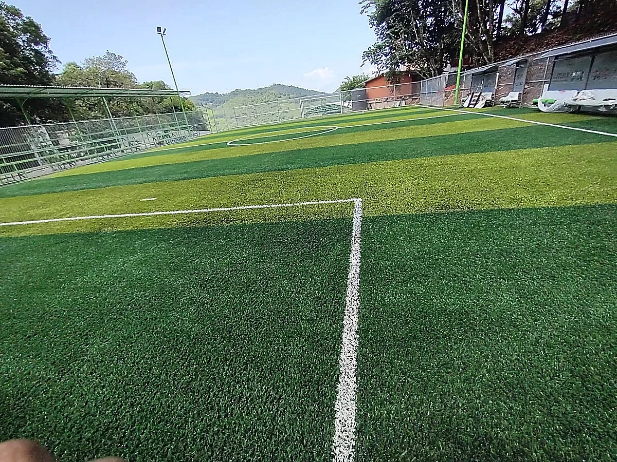 Cancha de fútbol 7 con pasto sintético en Unidad Deportiva de Xilitla, San Luis Potosí: otra vista de la cancha de fútbol 7