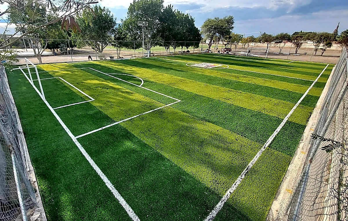 Cancha de fútbol 7 con pasto sintético en Unidad Deportiva Ernesto Canto, San Ciro de Acosta, San Luis Potosí: la cancha desde la línea lateral