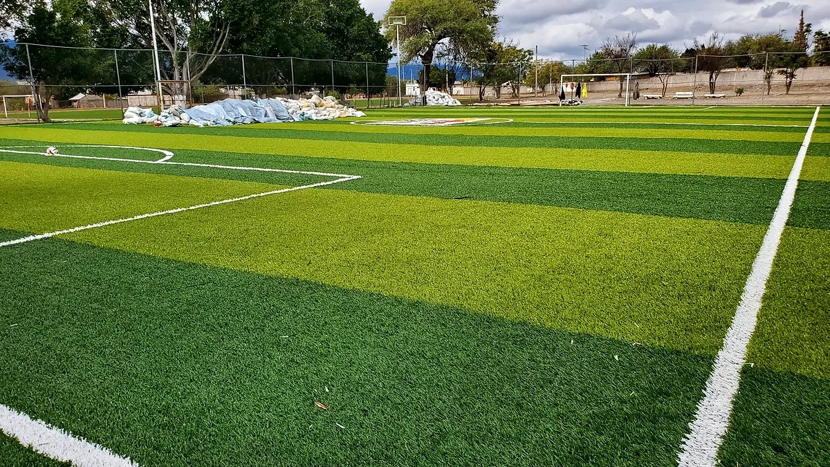 Cancha de fútbol 7 con pasto sintético en Unidad Deportiva Ernesto Canto, San Ciro de Acosta, San Luis Potosí: pasto sintético deportivo recién cepillado