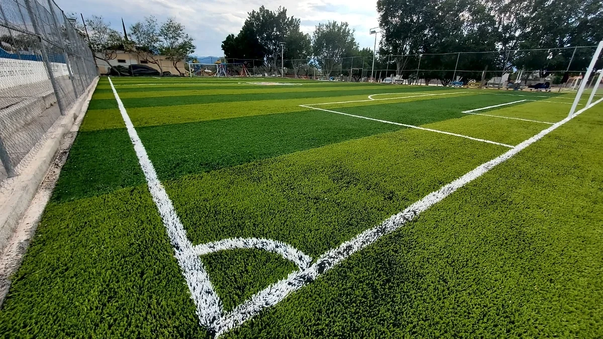 Cancha de fútbol 7 con pasto sintético en Unidad Deportiva Ernesto Canto, San Ciro de Acosta, San Luis Potosí: la cancha desdel fondo
