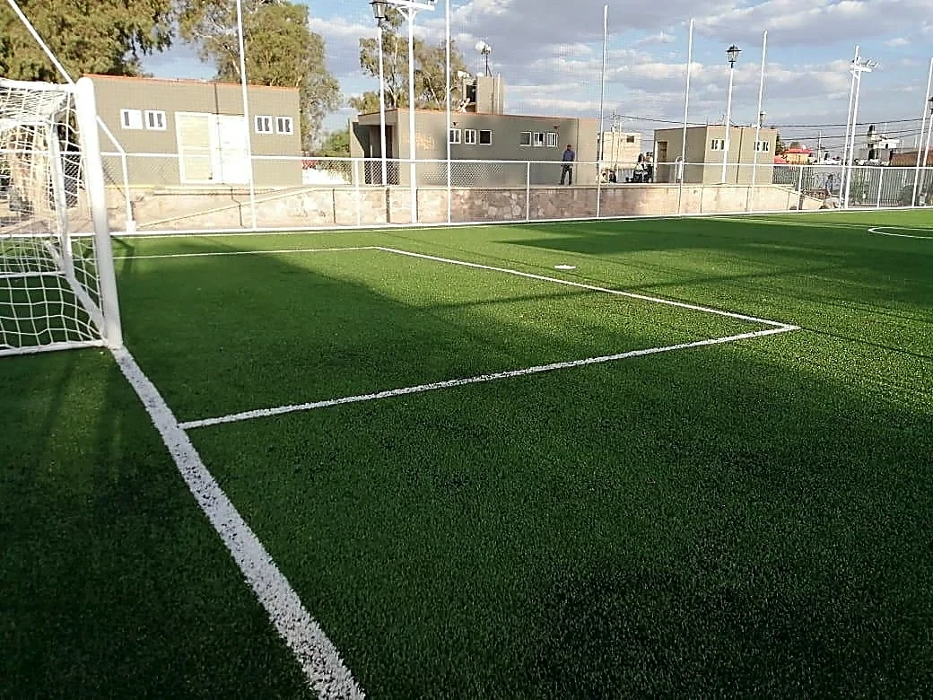 Cancha de fútbol 7 con pasto sintético en Unidad Deportiva San Luis, Soledad de Graciano Sánchez, San Luis Potosí: la cancha desde la línea lateral