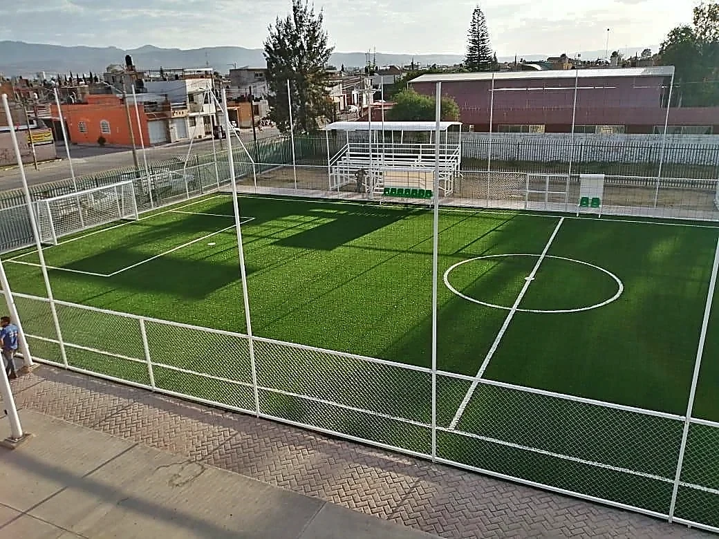 Cancha de fútbol 7 con pasto sintético en Unidad Deportiva San Luis, Soledad de Graciano Sánchez, San Luis Potosí: pasto sintético deportivo recién cepillado