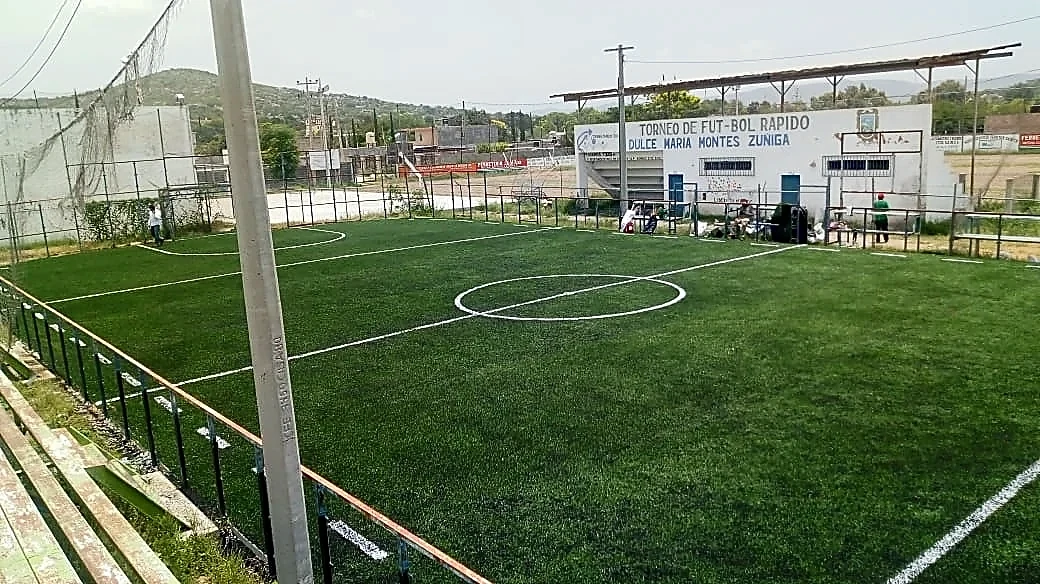 Cancha de fútbol rápido con pasto sintético en Avance, Cerritos, San Luis Potosí: la cancha desde la línea lateral