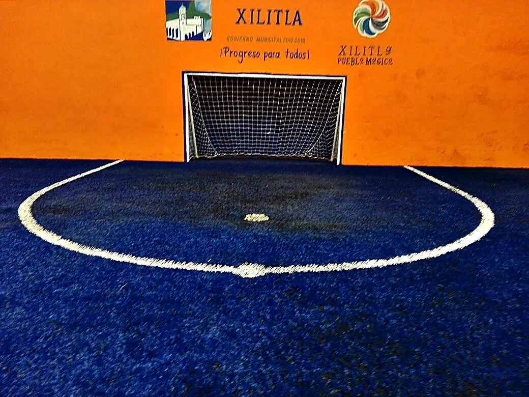 Cancha de fútbol rápido con pasto sintético en Cancha Cozolitos (pasto azul), Xilitla, San Luis Potosí: pasto sintético deportivo recién cepillado
