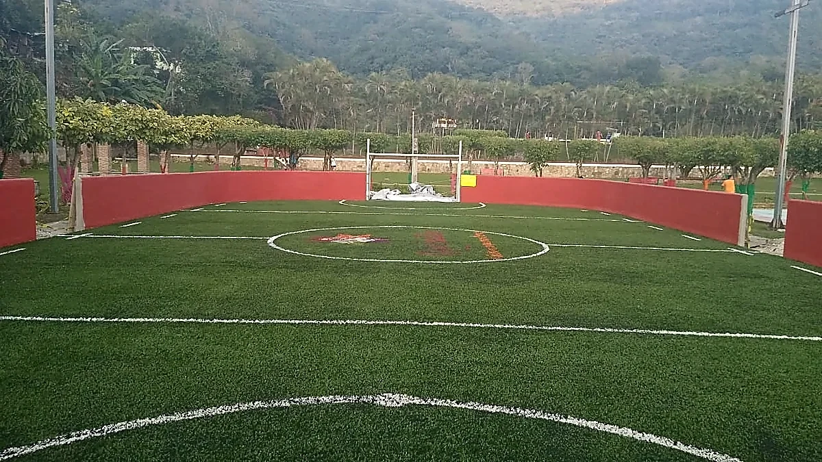 Cancha de fútbol rápido con pasto sintético en Cancha de Futbol Rapido, Huichihuayán, San Luis Potosí: líneas de juego insertadas en el pasto