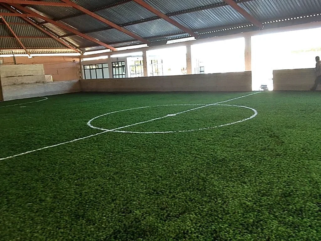 Cancha de fútbol rápido con pasto sintético bajo techo en Cárdenas