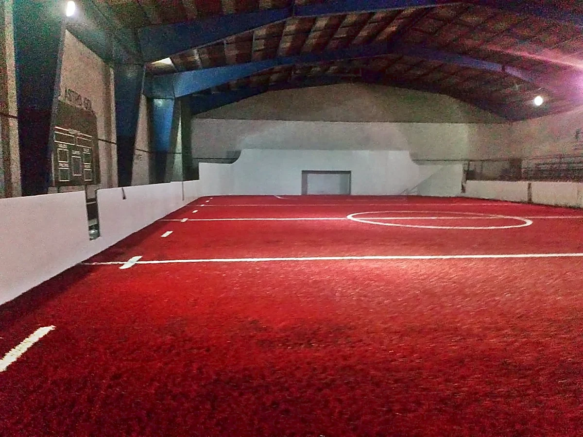 Detalle del pasto sintético de la cancha de fútbol rápido en Soledad de Graciano Sánchez, San Luis Potosí