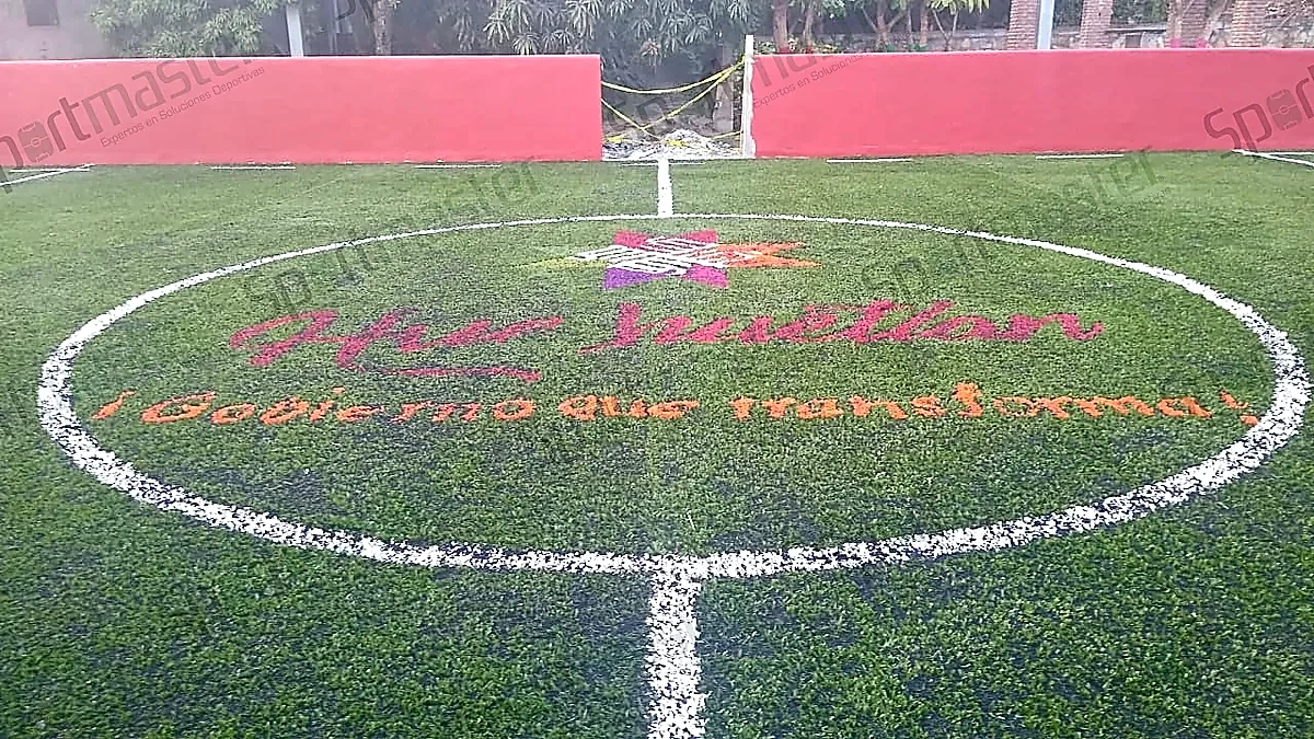 Detalle del pasto sintético de la cancha de fútbol rápido en Huichihuayán, San Luis Potosí