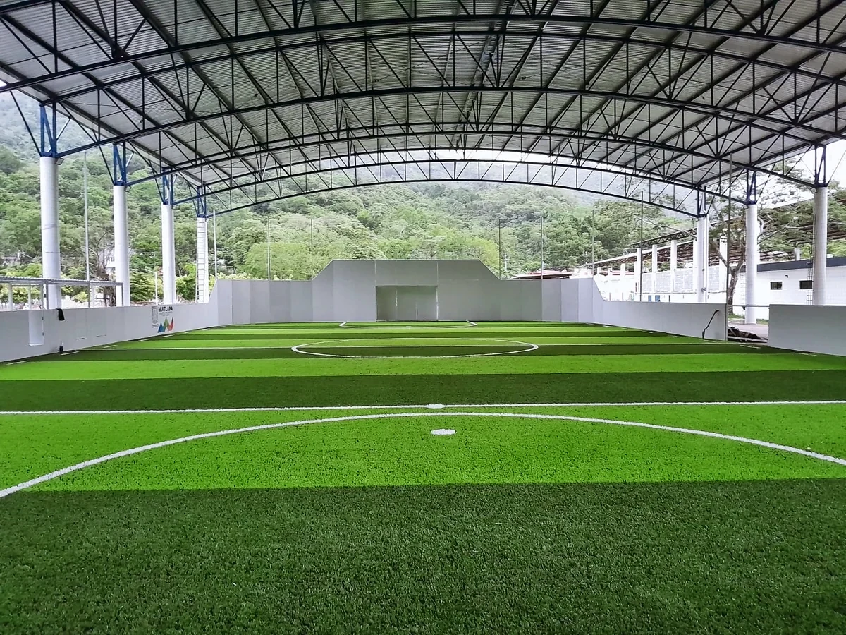 Cancha de fútbol rápido con pasto sintético en Matlapa, San Luis Potosí: líneas de juego insertadas en el pasto