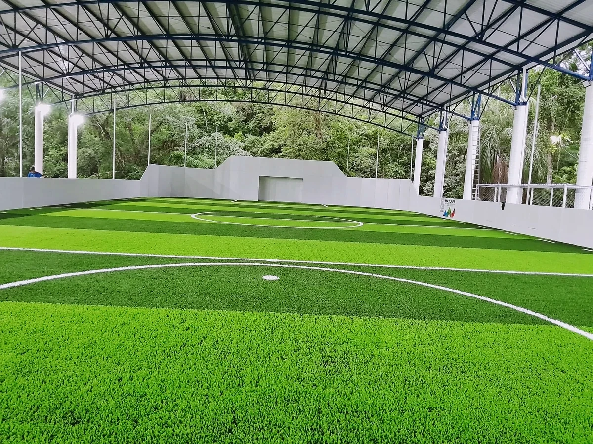 Detalle del pasto sintético de la cancha de fútbol rápido en Matlapa, San Luis Potosí