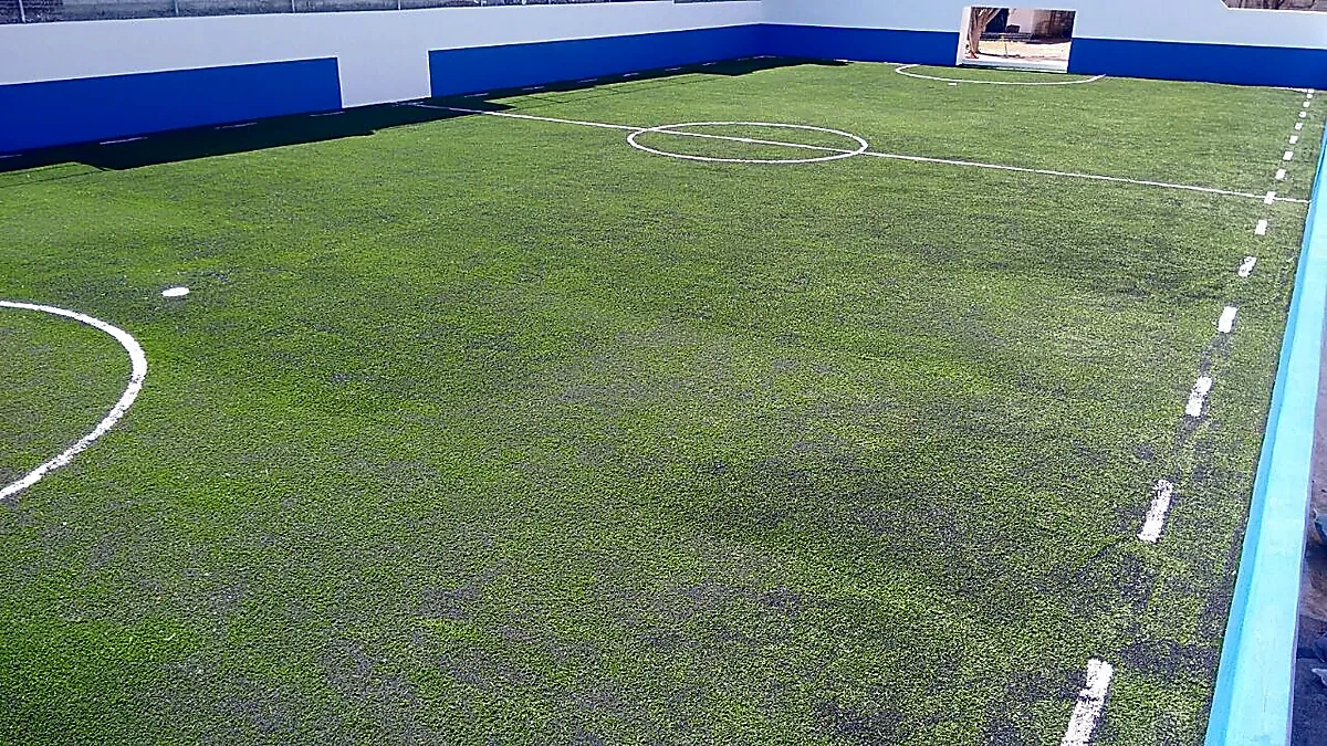 Cancha de fútbol rápido con pasto sintético en Rioverde, San Luis Potosí